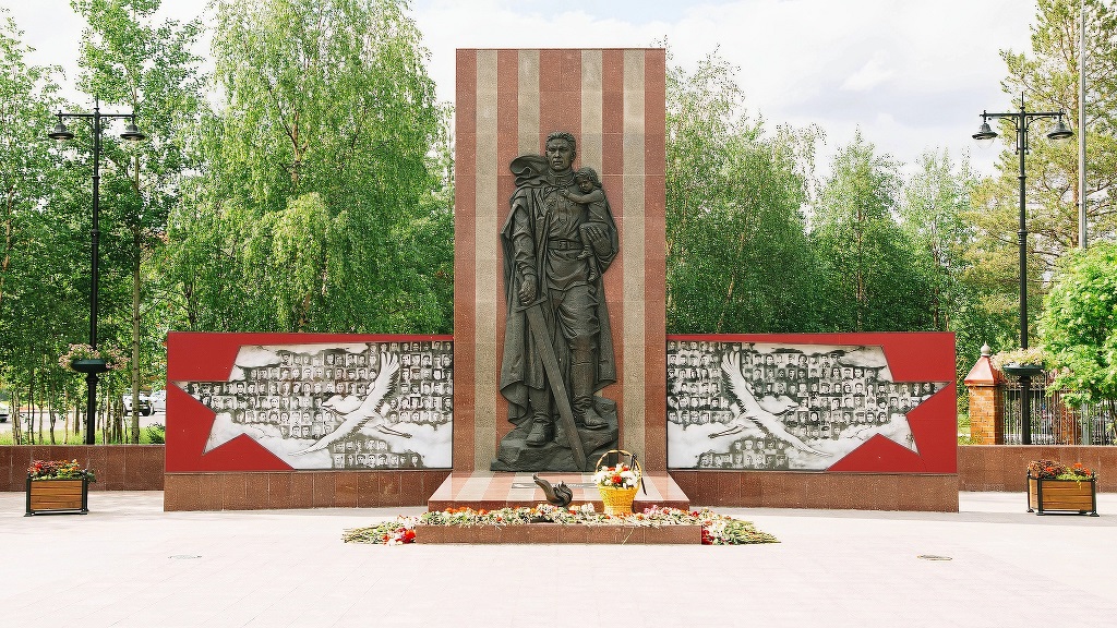 Тринадцать мемориалов героям благоустроено на Ямале