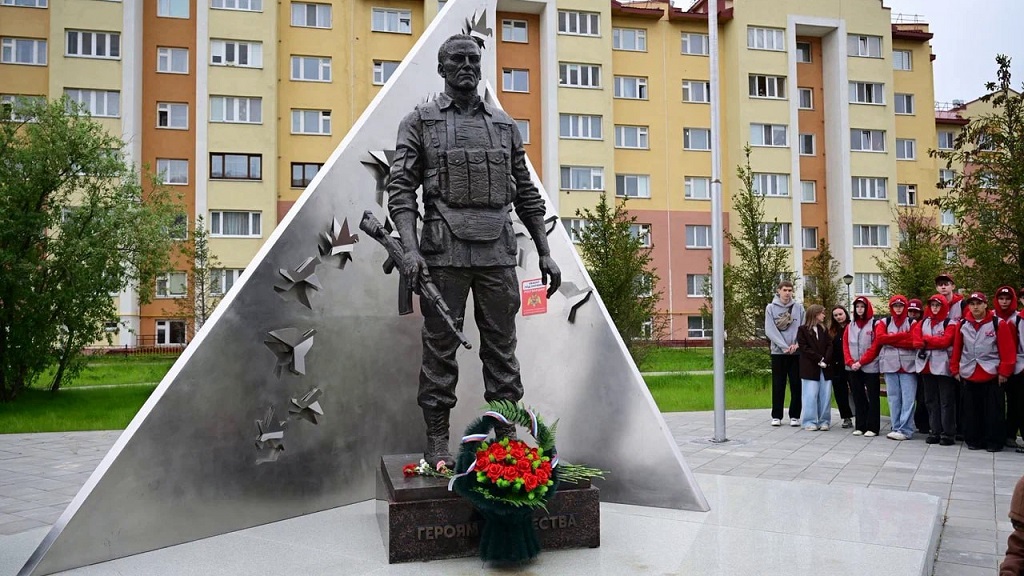 Тринадцать мемориалов героям благоустроено на Ямале