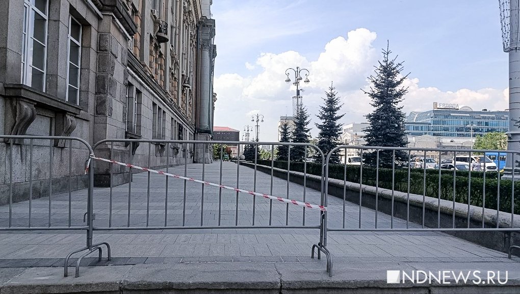 Главный вход в мэрию Екатеринбурга закрыли (ФОТО)