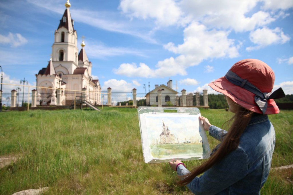 Юным художникам устроили экскурсию в восстановленный храм в Новоипатово (ФОТО)
