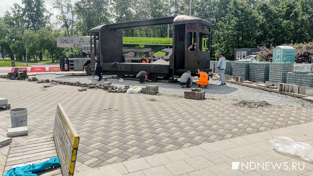 В Екатеринбург прибыл трамвай для памятника Алексею Балабанову (ФОТО)