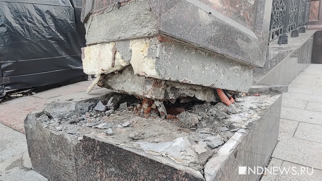 К месту страшного ДТП у храма Большой Златоуст несут цветы и свечи (ФОТО)
