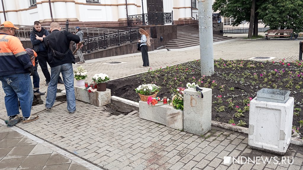К месту страшного ДТП у храма Большой Златоуст несут цветы и свечи (ФОТО)
