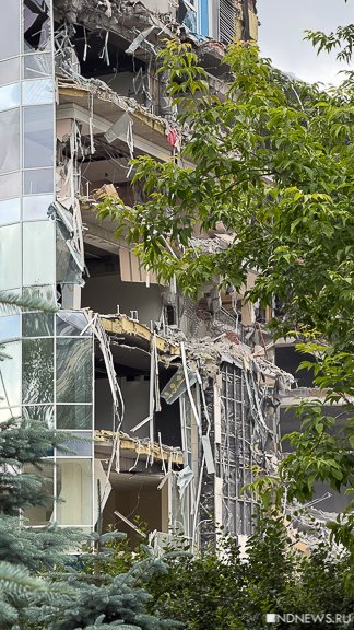 Екатеринбуржцев напугали развалины бывшего офисника в центре (ФОТО)