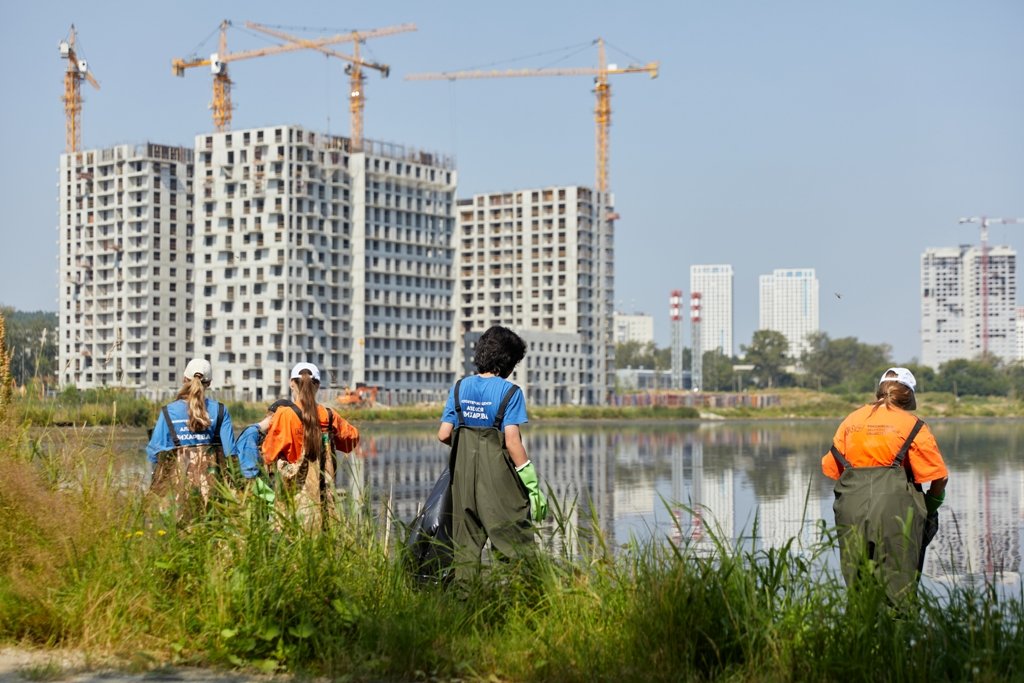 Волонтеры собрали 300 кг мусора на Уктусской набережной (ФОТО)