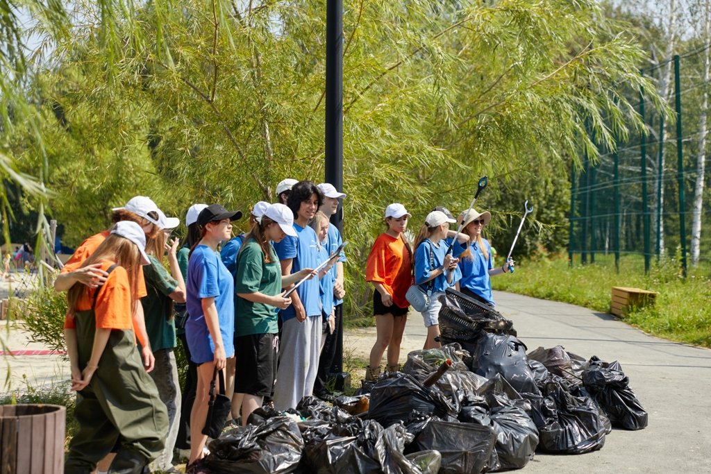 Волонтеры собрали 300 кг мусора на Уктусской набережной (ФОТО)