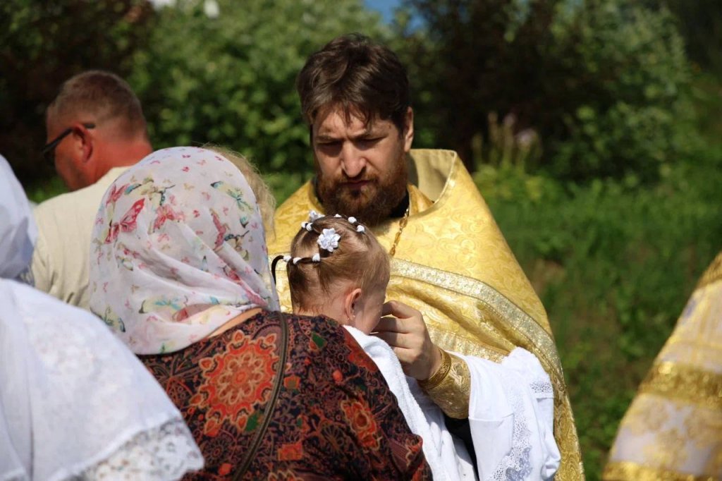 Массовое крещение перенесли из реки в купель из-за паводка