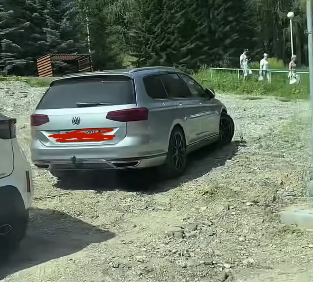 Рядом свалка, в бассейне куски краски. Уральцы пожаловались на новый термальный комплекс