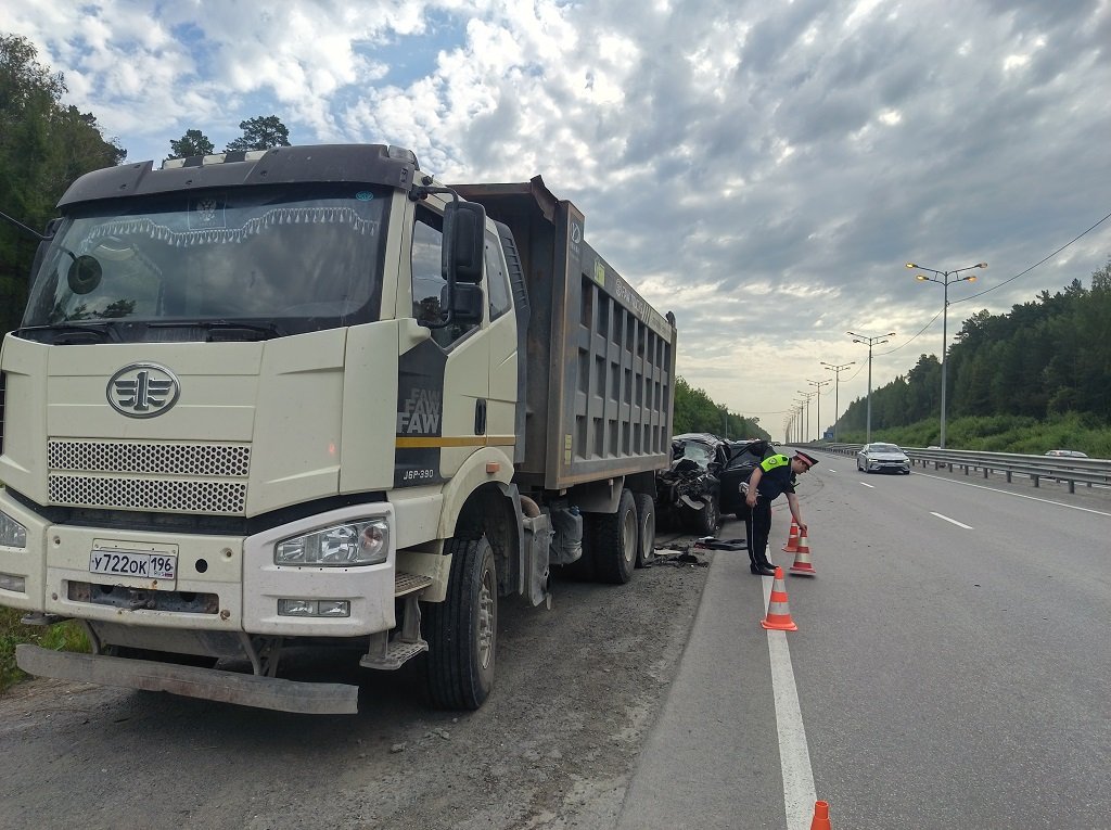 На Новомосковском тракте иномарка влетела в грузовик – пострадали три человека