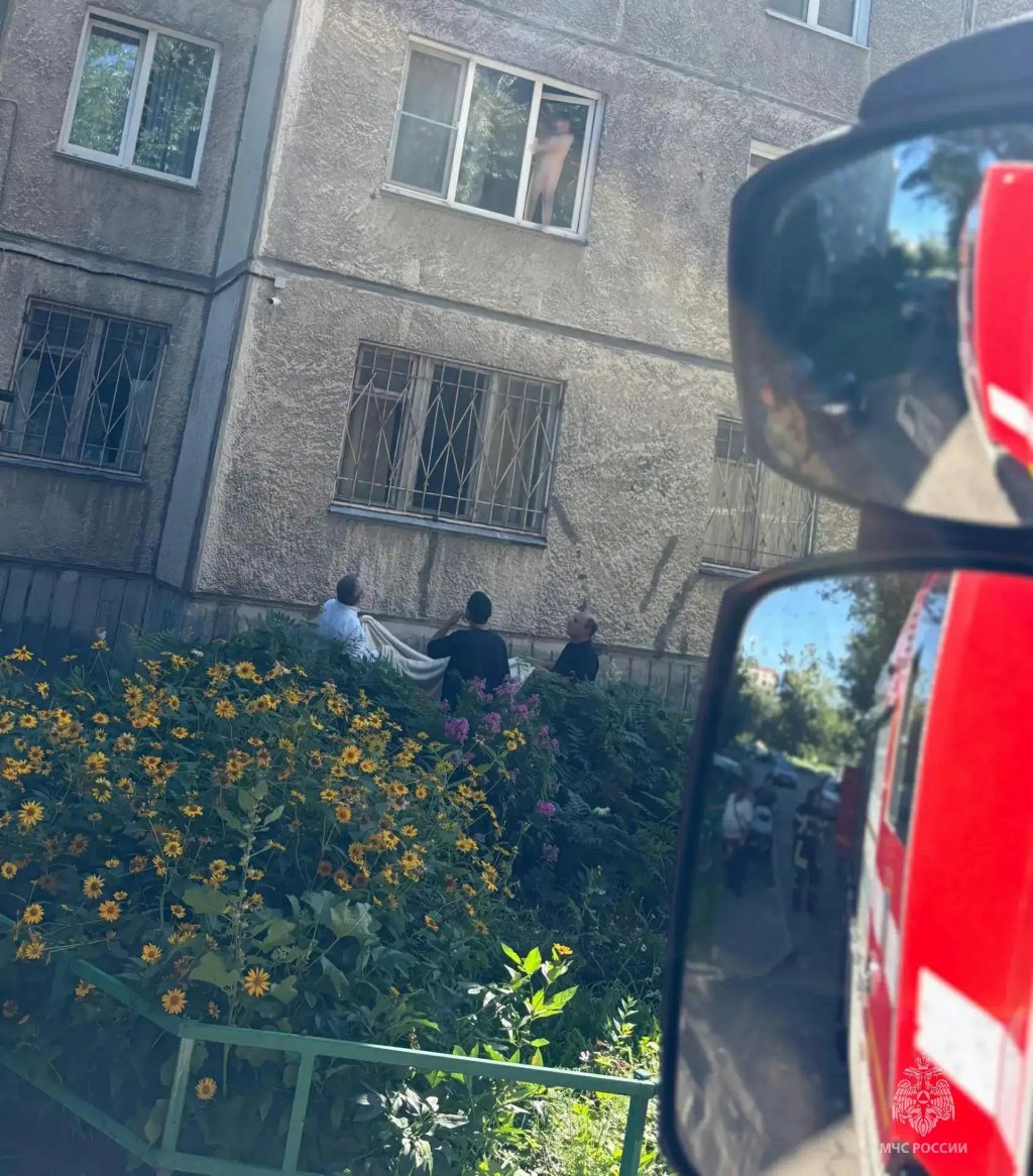 В Челябинске сотрудники МЧС спасли маленькую девочку, которая могла выпасть из окна