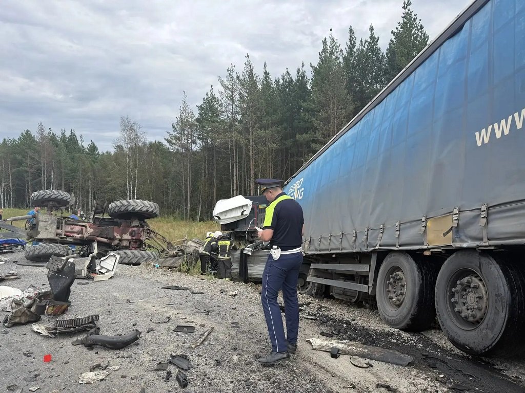 На трассе М-12 «Восток» столкнулись два грузовика и трактор (ФОТО)