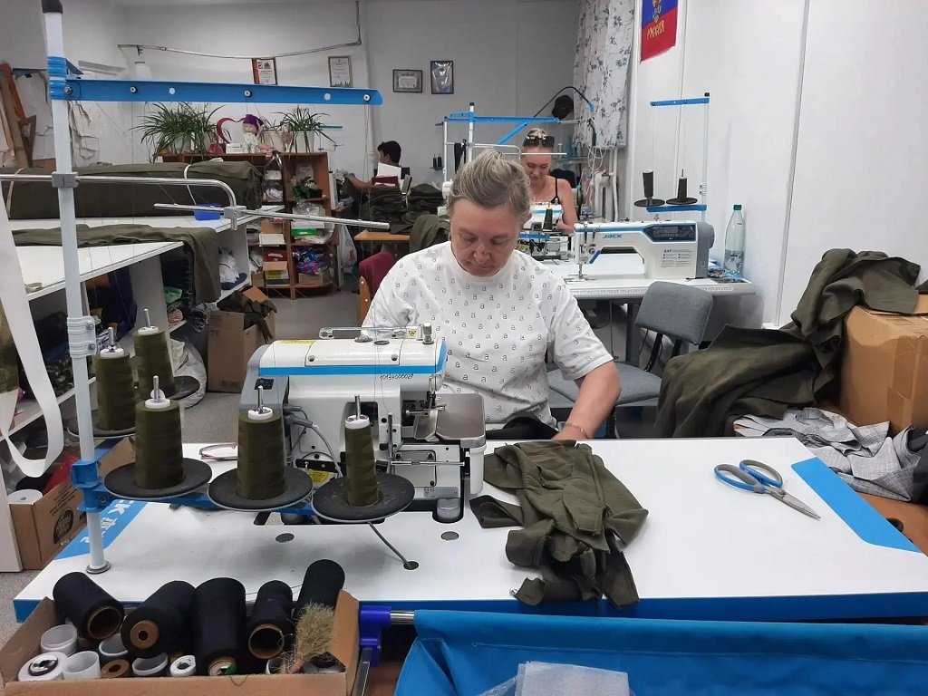 Депутат Вихарев отправил большую партию материалов для изготовления одежды и масксетей на нужды СВО