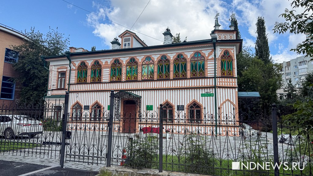 Уральцы несут цветы и игрушки к представительству Татарстана в память о погибших в Нижнекамске (ФОТО)