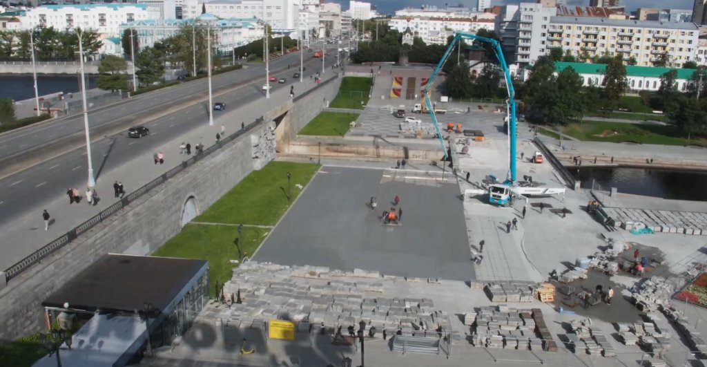 Плотинку залили в бетон – чтобы плитка лежала ровно
