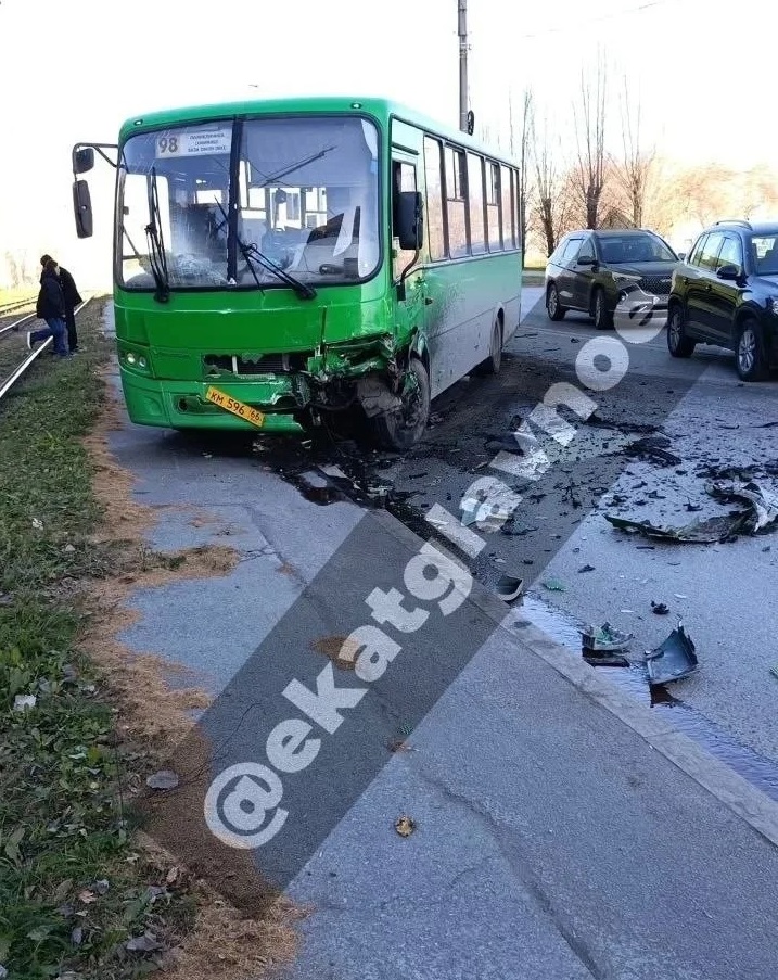 В Екатеринбурге автобус столкнулся с легковушкой. Среди пострадавших есть дети