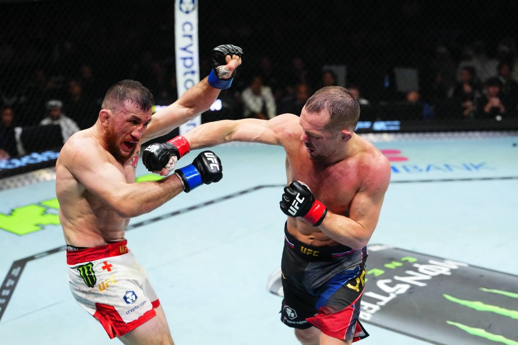 Пётр Ян одолел Двалишвили и сохранил титул чемпиона UFC