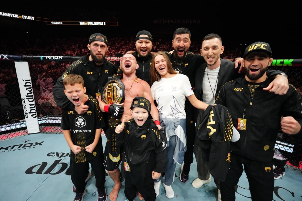 Пётр Ян одолел Двалишвили и сохранил титул чемпиона UFC